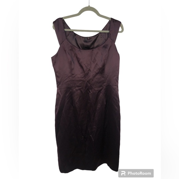 Tahari Dresses & Skirts - Tahari Women’s Dress Plum Satin Sleeveless Scoop Neckline Fitted Classic Style